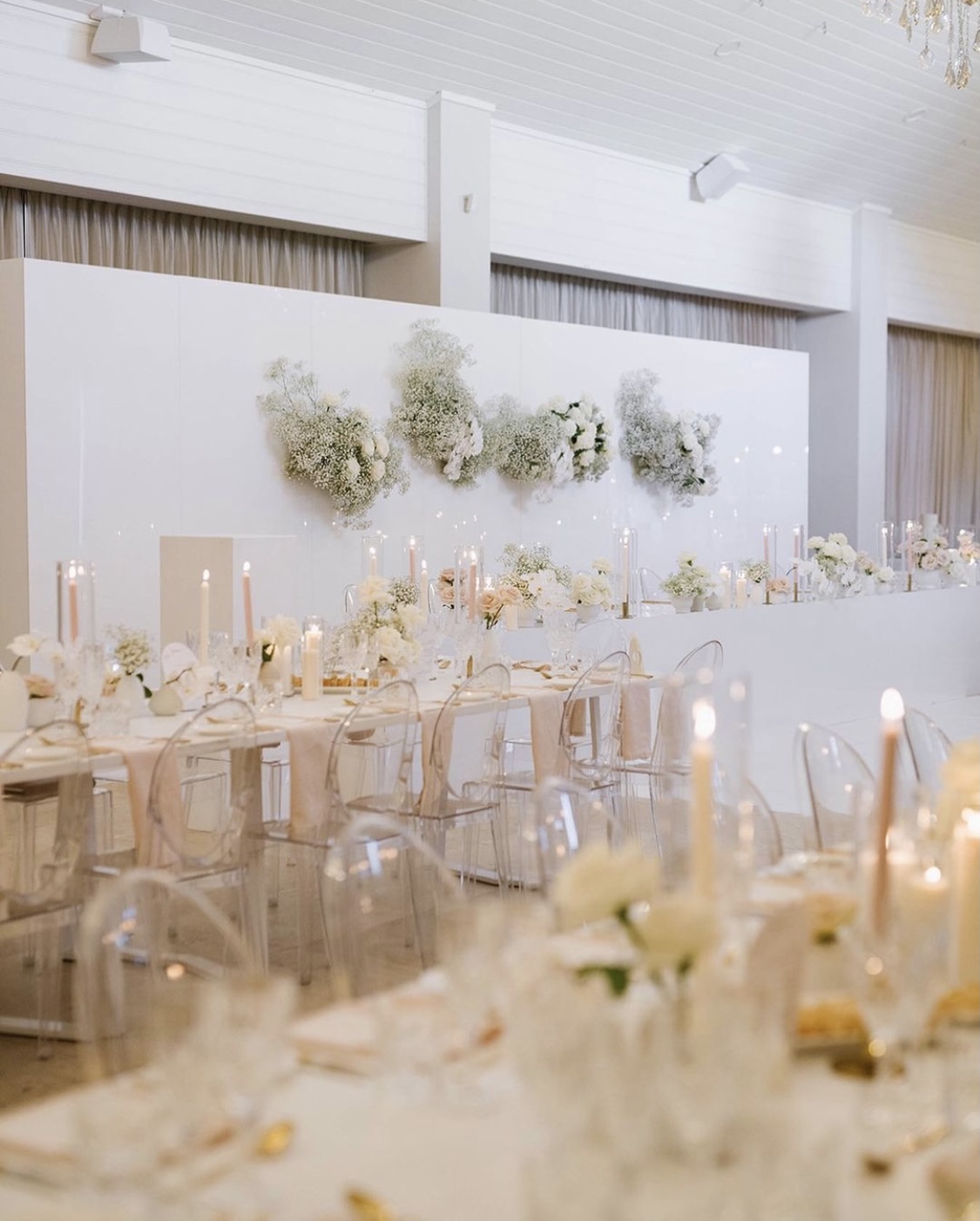white gloss bridal table at Aravina